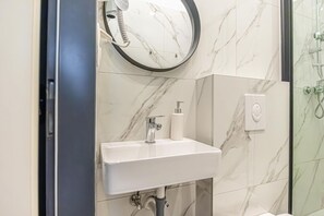 シャワー、ヘアドライヤー、タオル、シャンプー