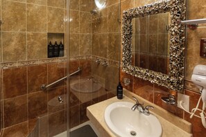 Dusche, Haartrockner, Handtücher, Seife