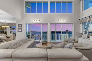 Smart-TV, bordtennis og bøker