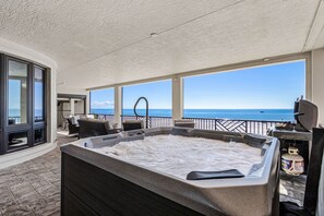 Outdoor spa tub - Amazing Views, Heated Pool & Hot Tub - Beach Breeze - Roelens (Fort Myers Beach)