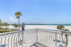 On the beach - Breathtaking, Expansive Gulf views, Steps to the Beach - Beach Sanctuary - Roelens (Fort Myers Beach)