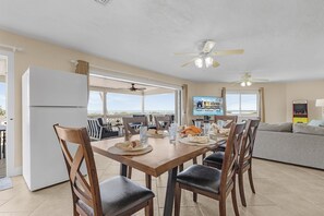Dining - Breathtaking, Expansive Gulf views, Steps to the Beach - Beach Sanctuary - Roelens (Fort Myers Beach)