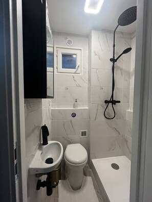 Dusche, Haartrockner, Handtücher, Seife
