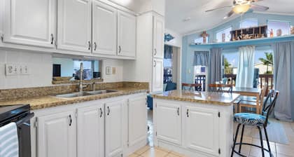 Avail for Spring! Mermaid Manor- Cozy Waterfront Getaway