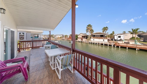 Avail for Spring! Mermaid Manor- Cozy Waterfront Getaway