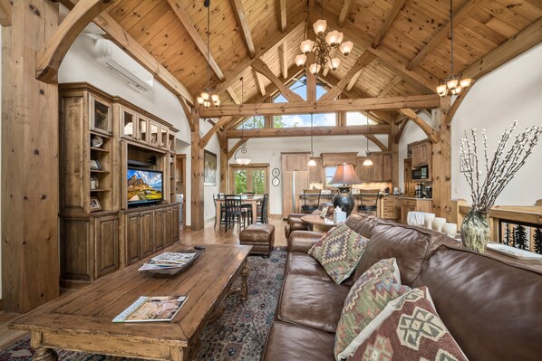 Een televisie en een open haard