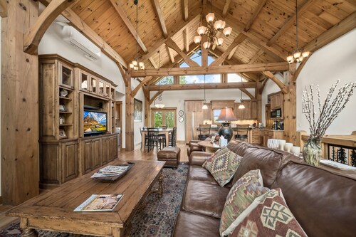 Wolf Ridge Lodge: 5BR Cabin + Private Apartment w/ Hot Tub, Pool Table & Epic Views!
