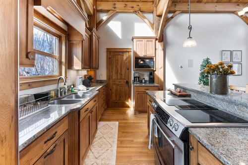 Wolf Ridge Lodge: 5BR Cabin + Private Apartment w/ Hot Tub, Pool Table & Epic Views!