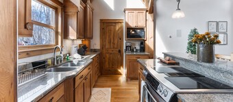 Wolf Ridge Lodge: 5BR Cabin + Private Apartment w/ Hot Tub, Pool Table & Epic Views!