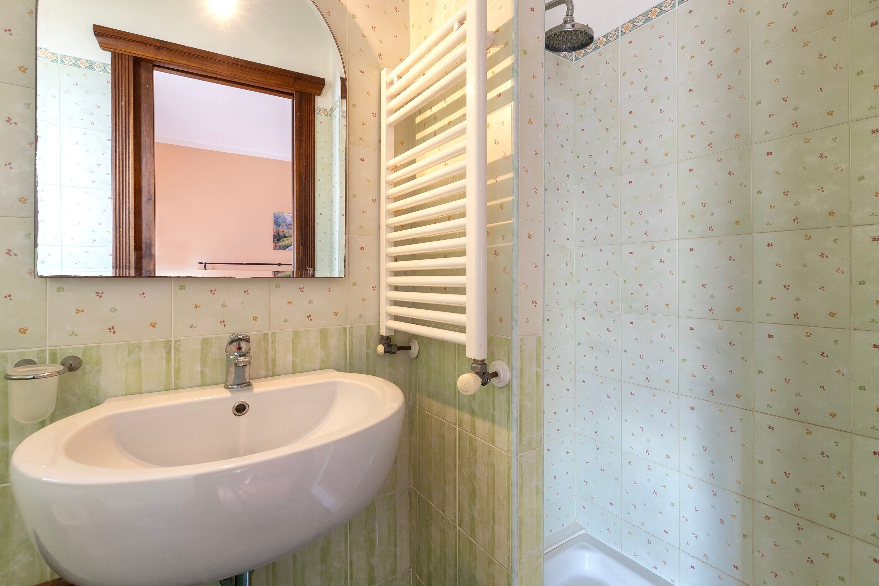 Douche, sèche-cheveux, serviettes fournies