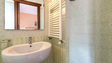 Douche, sĂšche-cheveux, serviettes fournies