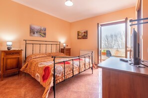1 bedroom, iron/ironing board, bed sheets - Bed and Breakfast 'Camera Matrimoniale Superior' with Mountain View, Garden and Air Conditioning (Giave)