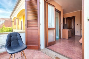 An open door leading to a room with a wooden door and a window with curtains. - Bed and Breakfast 'Camera Matrimoniale Superior' with Mountain View, Garden and Air Conditioning (Giave)