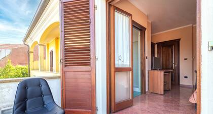 Chambre d'hĂŽtes 'Camera Matrimoniale Superior' avec vue sur les montagnes, jardin et climatisation.