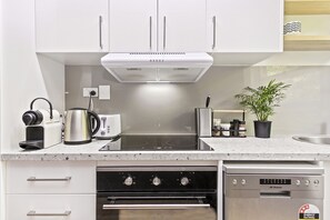 Private kitchen - Charming 2-Bed Near River & City of Brisbane (Saint Lucia)