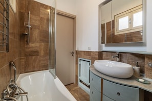 Shower, bidet, shampoo