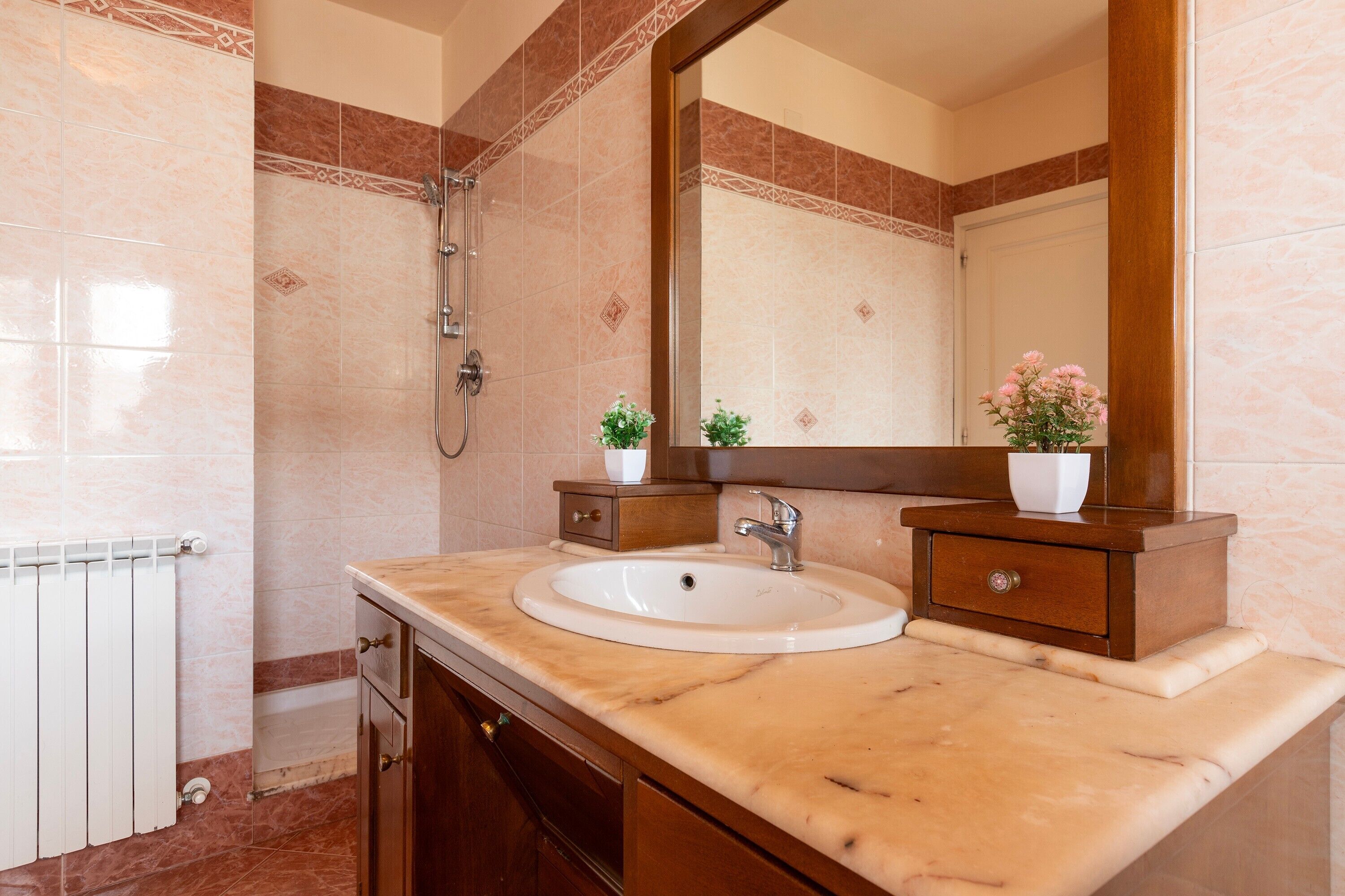 Douche, sèche-cheveux, serviettes fournies