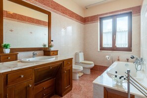 Regadera, secadora de cabello, toallas 