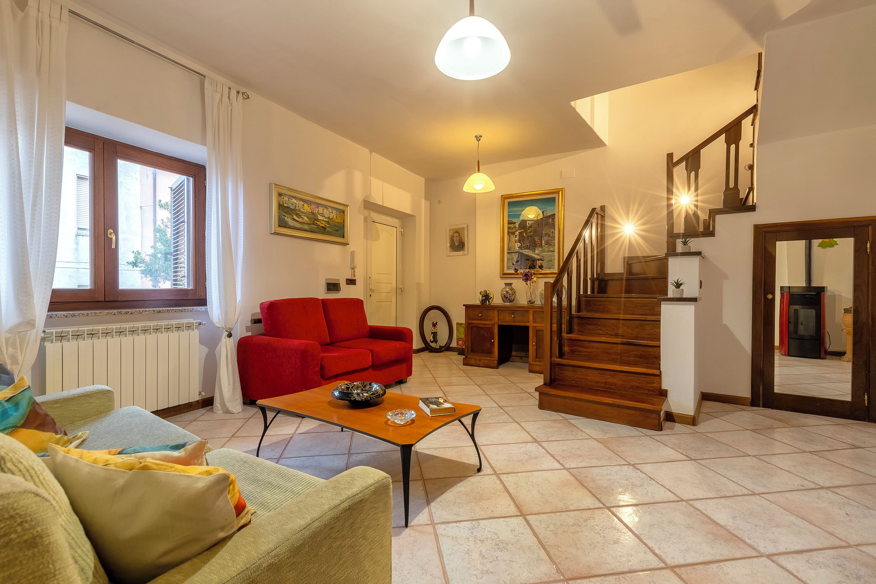 Televisie en een open haard