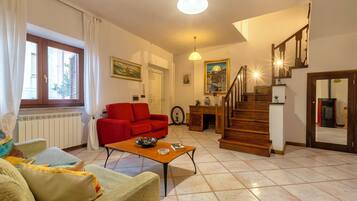 Televisión y chimenea