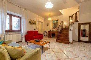 Televisión y chimenea 