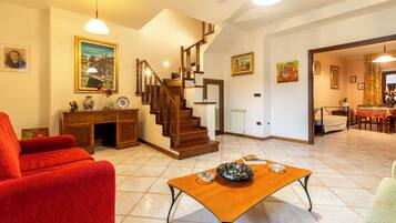 Televisie en een open haard