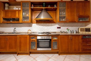 Fridge, microwave, oven, stovetop - Holiday Home 'Delle Fate' with Mountain View, Private Garden and Air Conditioning (Giave)