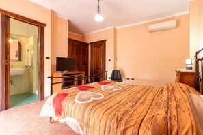 5 habitaciones, tabla de planchar con plancha y ropa de cama 