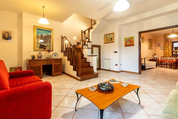 Televisión y chimenea 