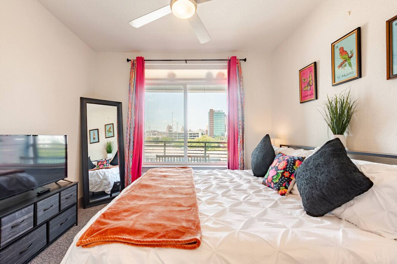 Schreibtisch, Bügeleisen/Bügelbrett, Reisekinderbett, WLAN