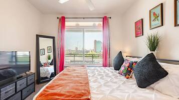 1 quarto, escrivaninha, ferros/tábuas de passar roupa, berço de viagem