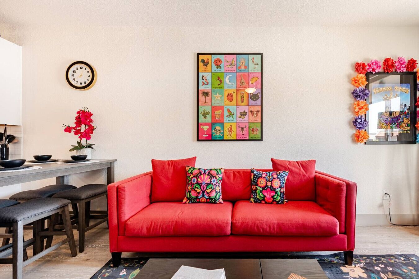 Een televisie, een open haard, videogames en een dvd-speler