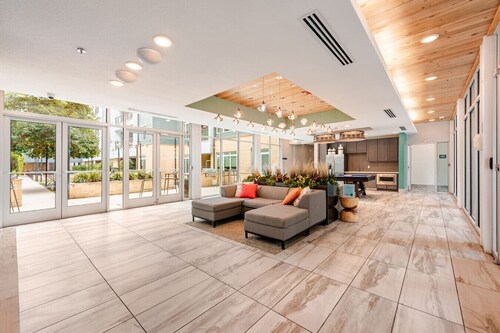 San Antonio Fiesta Condo on Riverwalk wKing Ste