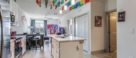 Jääkaappi, mikroaaltouuni, uuni, liesi