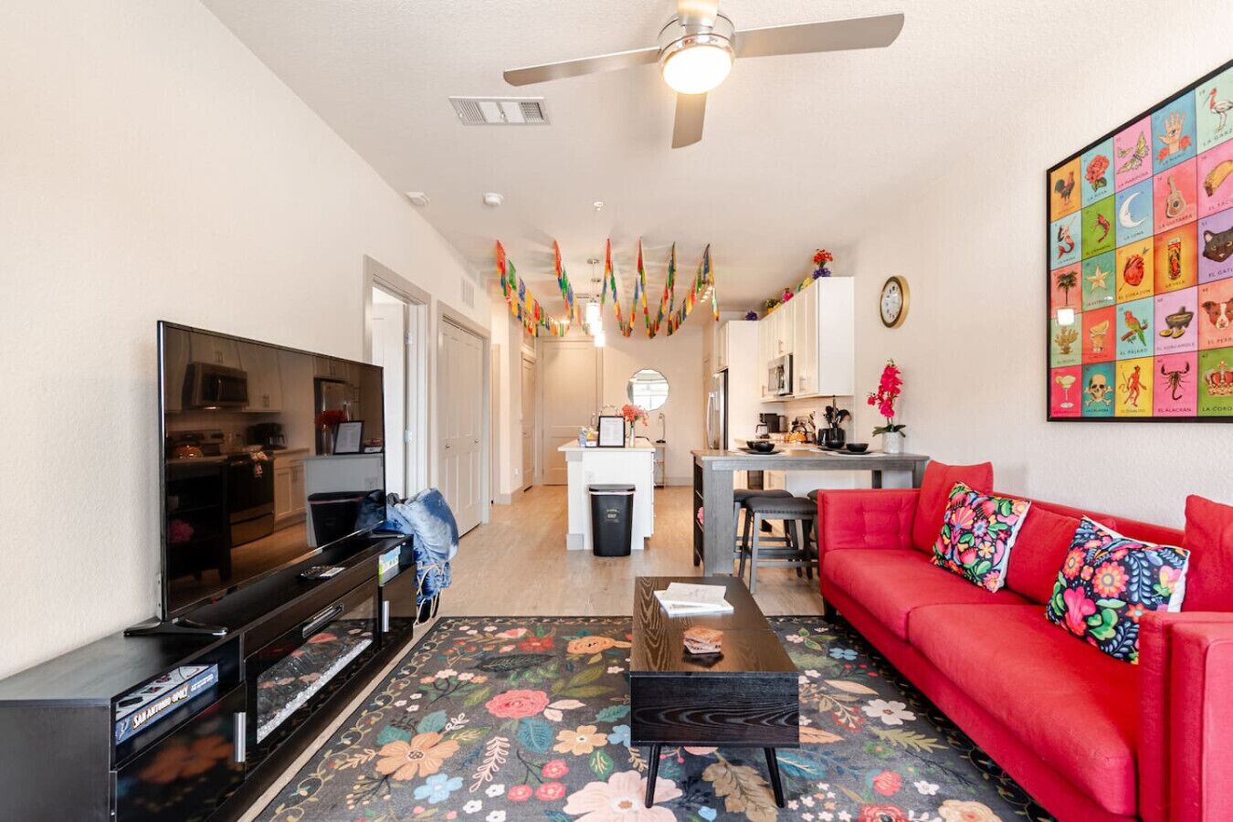 Een televisie, een open haard, videogames en een dvd-speler