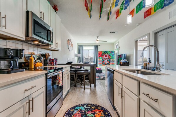 Een koelkast, een microgolfoven, een oven, een kookplaat