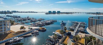 Beautiful Bayfront Condo with LAZY RIVER on the 8th floor!