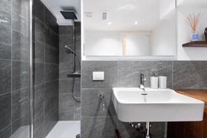 Een douche, een haardroger, handdoeken