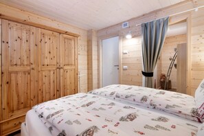 2 bedrooms, iron/ironing board, free WiFi, bed sheets - Apartment 'A Casa Di Anna' with Mountain View, Private Garden and Wi-Fi (Madesimo)