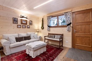 TV - Apartment 'A Casa Di Anna' with Mountain View, Private Garden and Wi-Fi (Madesimo)