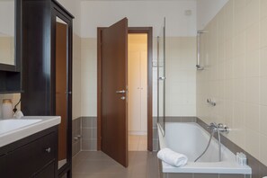 Secadora de cabello, bidet, toallas, jabón 
