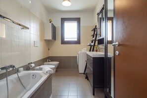 Sèche-cheveux, bidet, serviettes fournies, savon
