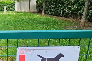 Une enseigne représentant la silhouette d’un chien, un logo en forme de cercle rouge et le texte « Milano Comune di Milano ».