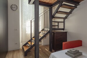 1 quarto, ferros/tábuas de passar roupa, berço de viagem