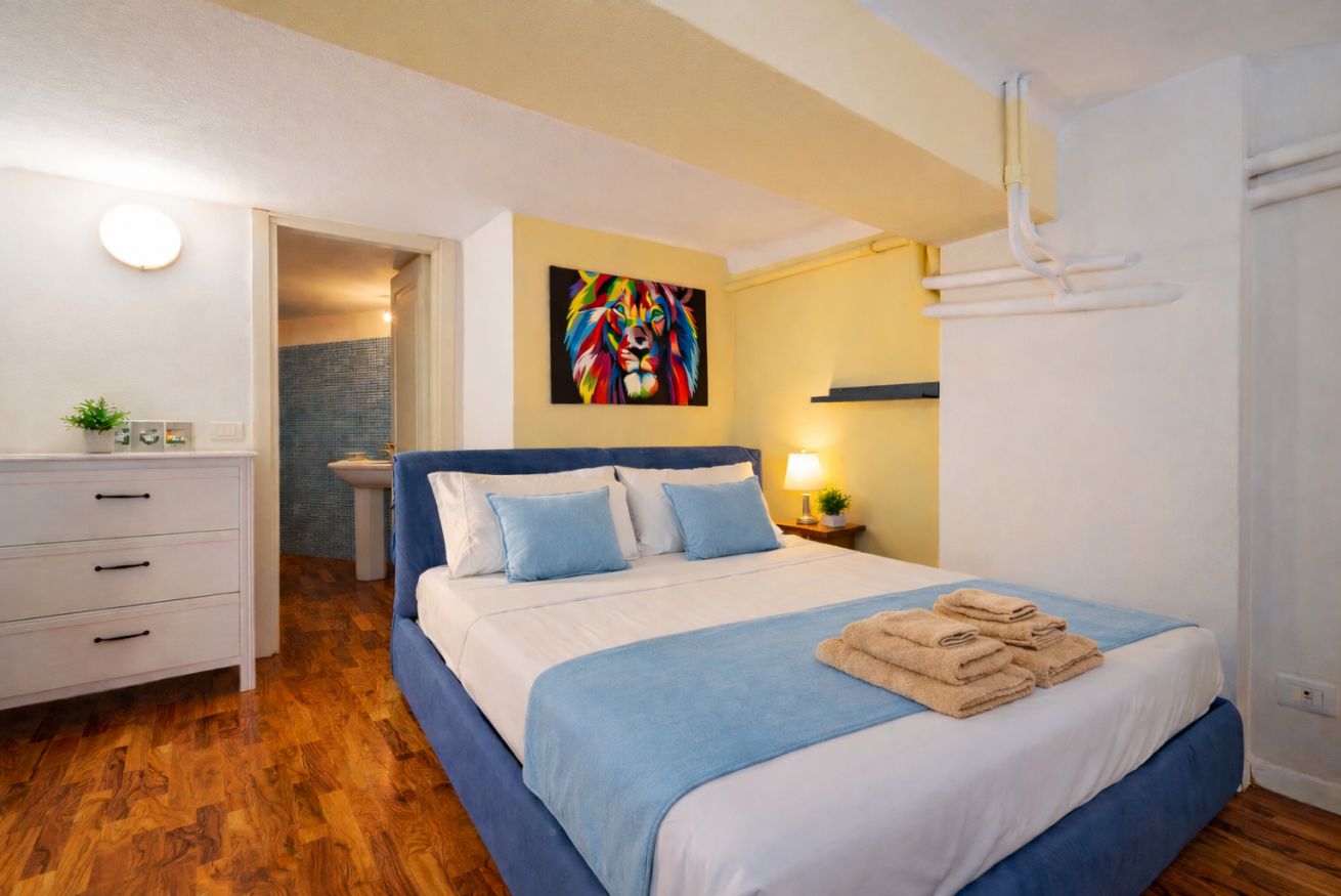 1 habitación, tabla de planchar con plancha y cuna de viaje 