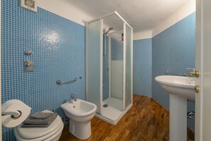 Dutxa, assecador de cabells, bidet i tovalloles 