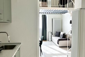 Smart TV - Design and Comfort, Metro 8min walk, Air Conditioning, WiFi (Milan)