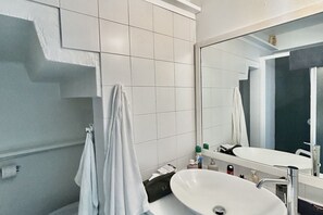 Een douche, een haardroger, een bidet, handdoeken