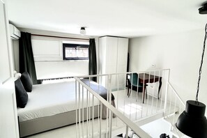 1 slaapkamer, een strijkplank/strijkijzer, reisbedje, gratis wifi