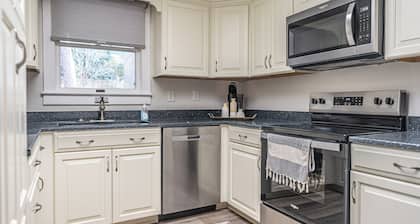 The Downtown Pines Hideaway - Walkable to Downtown Southern Pines!